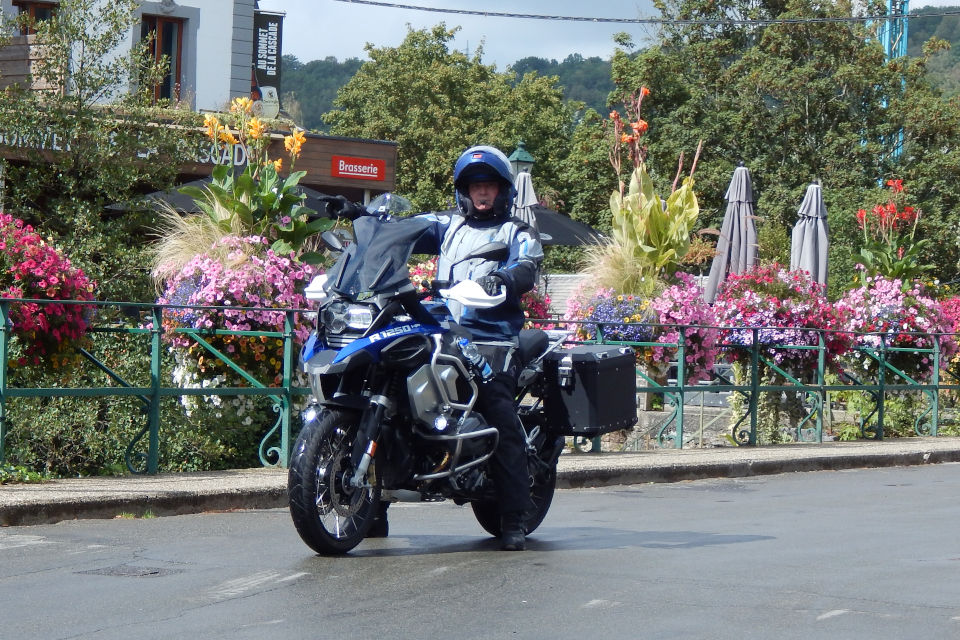 Motorrijbewijspoint Hellevoetsluis examengarantie AVB en AVD